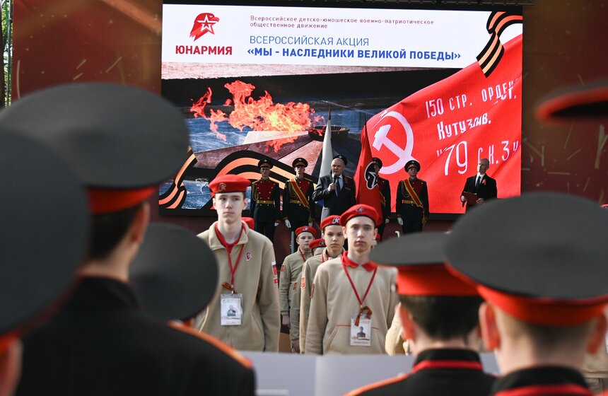 Масштабную копию Знамени Победы развернули на Поклонной горе 10 фото