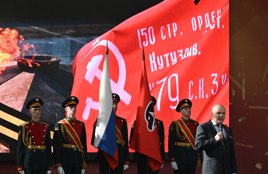 Масштабную копию Знамени Победы развернули на Поклонной горе 14 фото