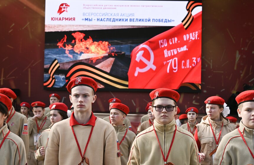 Масштабную копию Знамени Победы развернули на Поклонной горе 2 фото