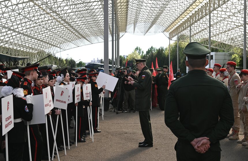 Масштабную копию Знамени Победы развернули на Поклонной горе 5 фото