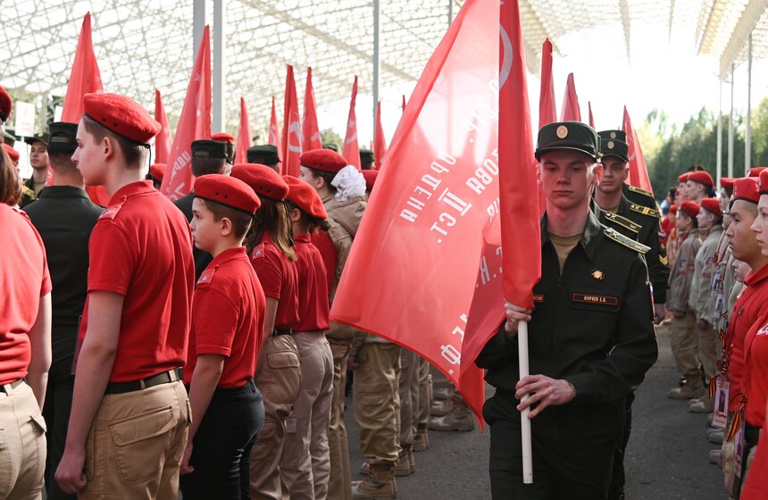 Масштабную копию Знамени Победы развернули на Поклонной горе 18 фото