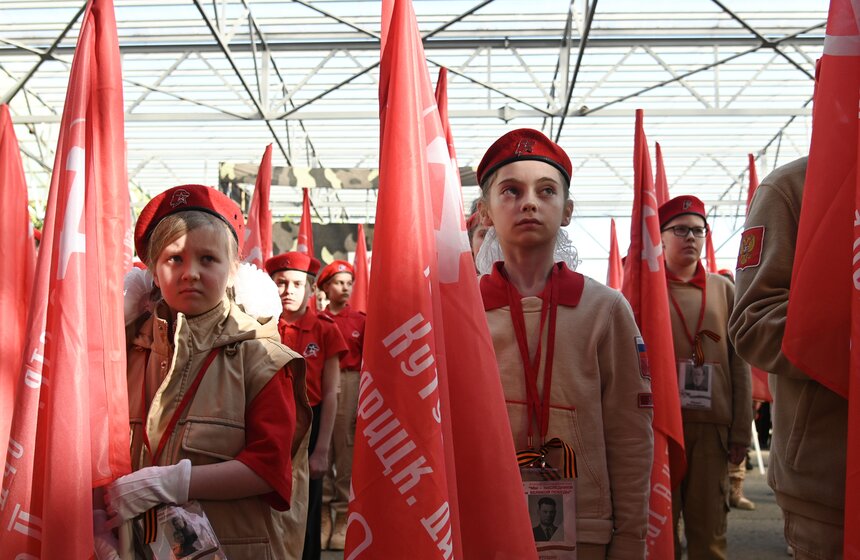 Масштабную копию Знамени Победы развернули на Поклонной горе 21 фото