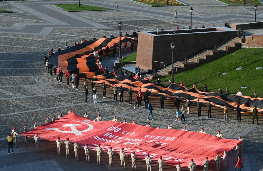 Масштабную копию Знамени Победы развернули на Поклонной горе 24 фото