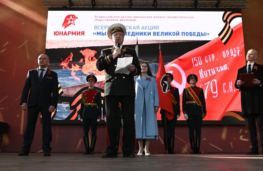 Масштабную копию Знамени Победы развернули на Поклонной горе 15 фото