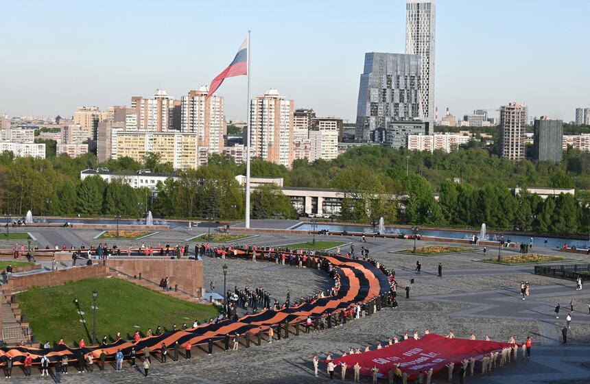 Масштабную копию Знамени Победы развернули на Поклонной горе 25 фото