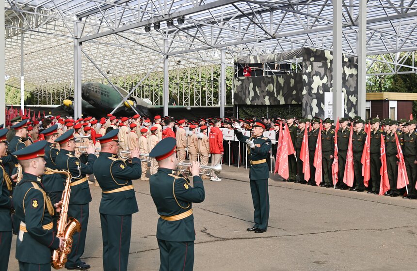 Масштабную копию Знамени Победы развернули на Поклонной горе 13 фото