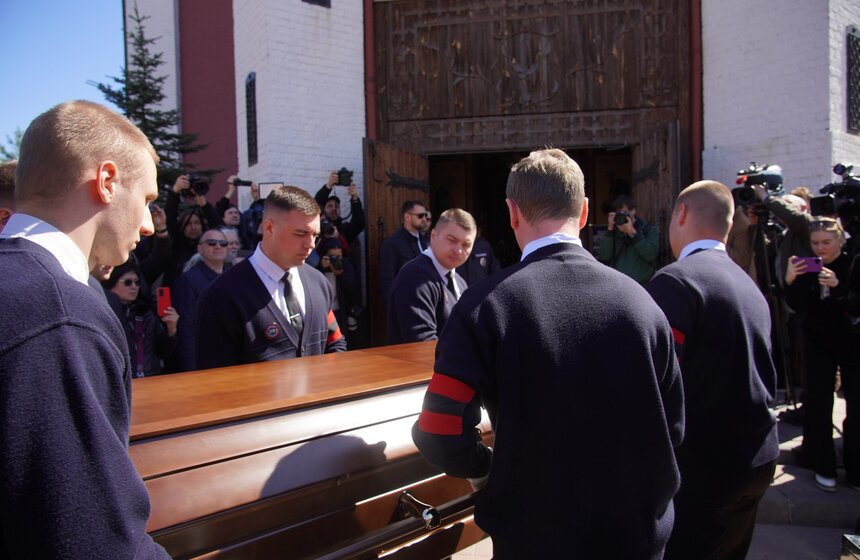 Церемония прощания с модельером Вячеславом Зайцевым состоялась в Щелкове 4 фото