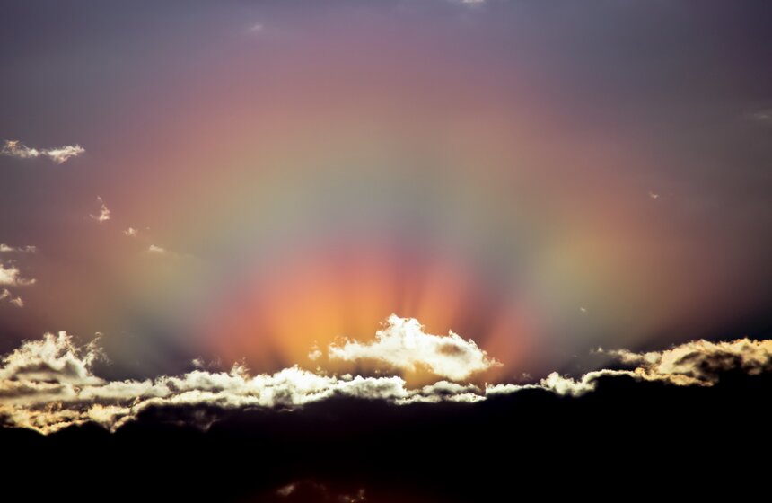 Москвичи наблюдали необычные облака и редкие природные явления в небе над столицей 17 фото