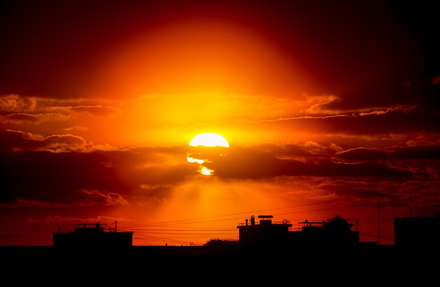 Москвичи наблюдали необычные облака и редкие природные явления в небе над столицей 18 фото