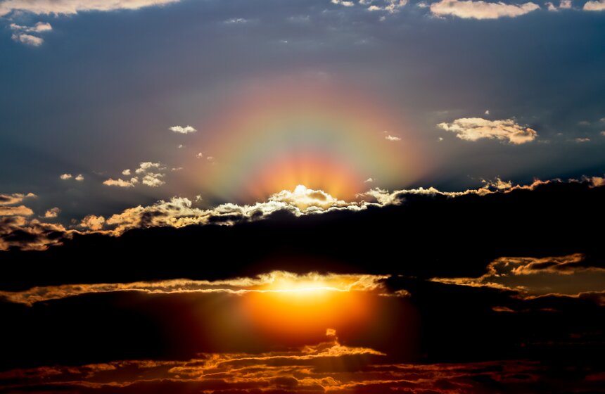 Москвичи наблюдали необычные облака и редкие природные явления в небе над столицей 16 фото