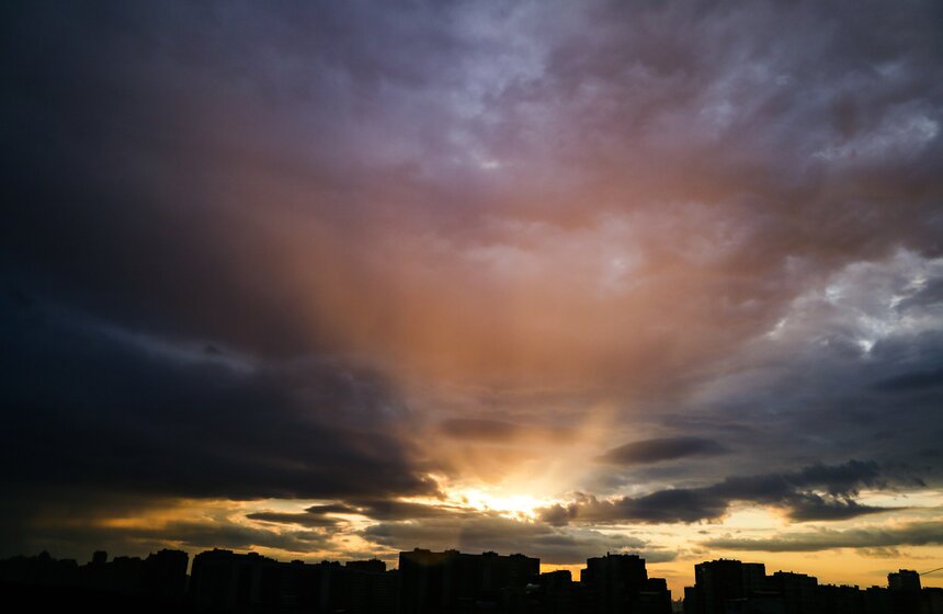 Москвичи наблюдали необычные облака и редкие природные явления в небе над столицей 5 фото