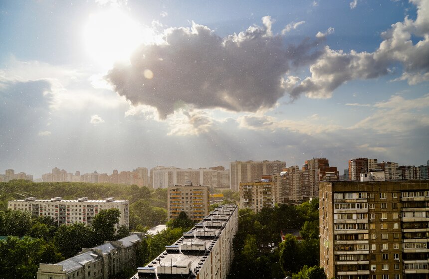 Москвичи наблюдали необычные облака и редкие природные явления в небе над столицей 1 фото