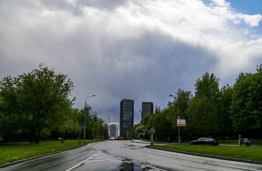 Москвичи наблюдали необычные облака и редкие природные явления в небе над столицей 8 фото