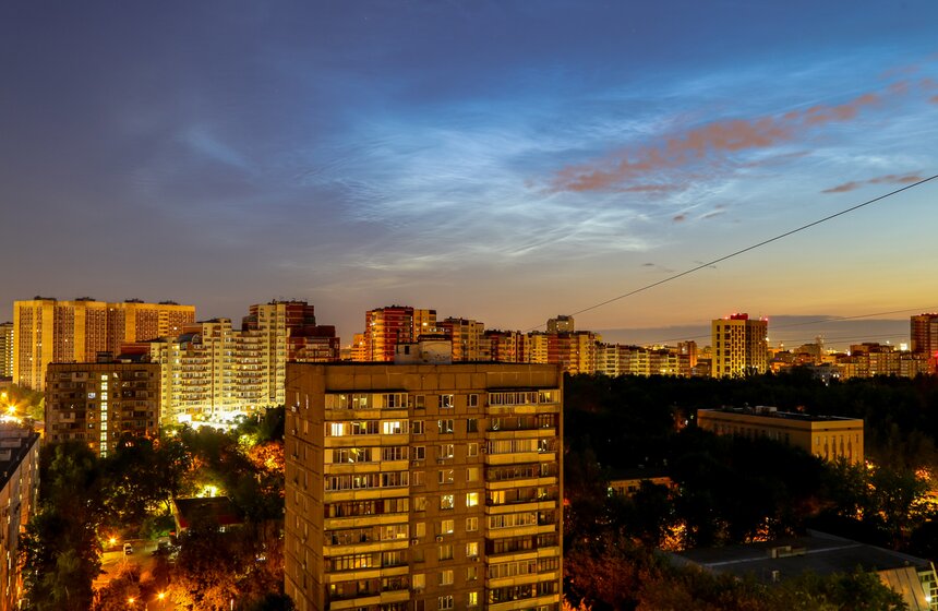 Москвичи наблюдали необычные облака и редкие природные явления в небе над столицей 12 фото