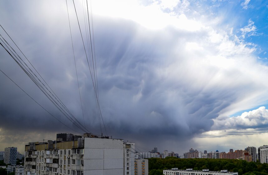 Москвичи наблюдали необычные облака и редкие природные явления в небе над столицей 7 фото