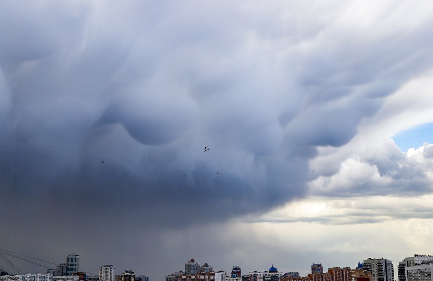 Москвичи наблюдали необычные облака и редкие природные явления в небе над столицей 6 фото