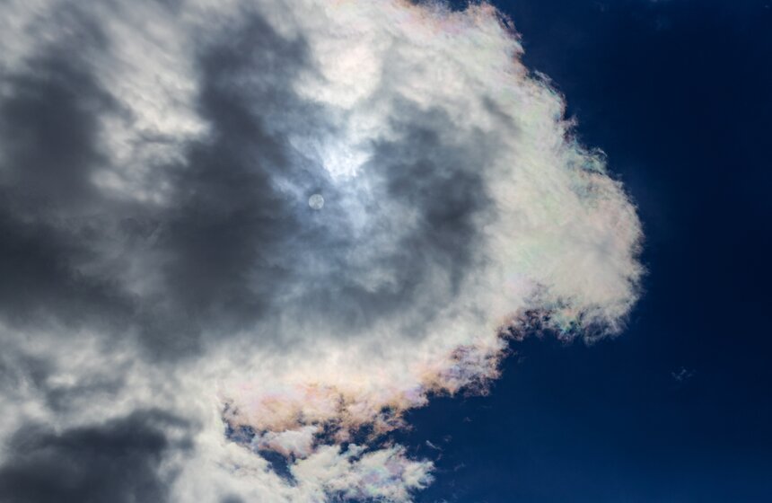 Москвичи наблюдали необычные облака и редкие природные явления в небе над столицей 9 фото