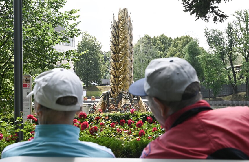 В Москве промыли фонтан "Золотой колос" на ВДНХ 7 фото