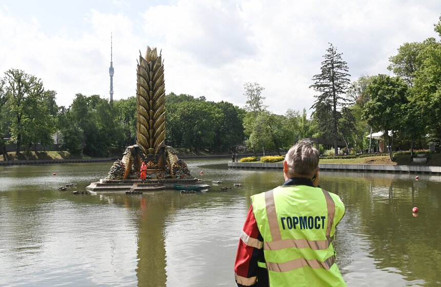 В Москве промыли фонтан "Золотой колос" на ВДНХ 13 фото