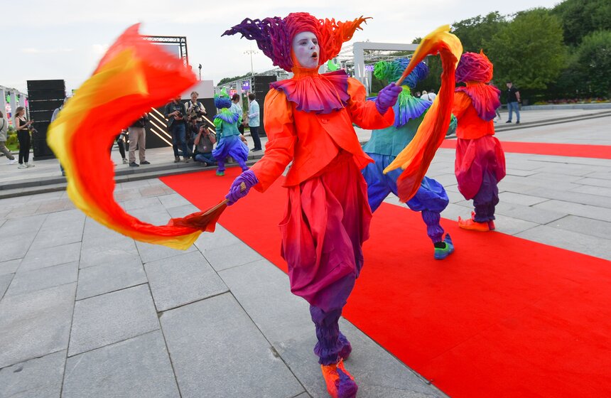 Почти 40 тысяч человек пришли на общегородской выпускной в Парке Горького 3 фото