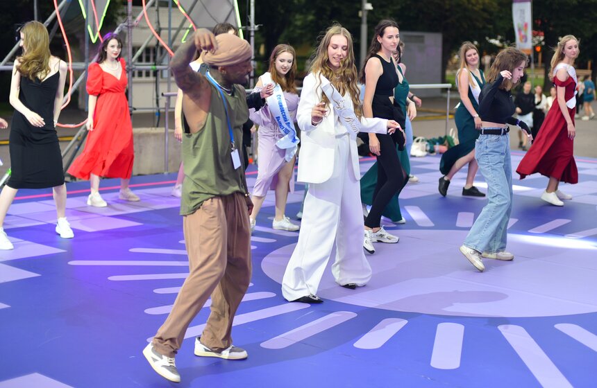 Почти 40 тысяч человек пришли на общегородской выпускной в Парке Горького 13 фото