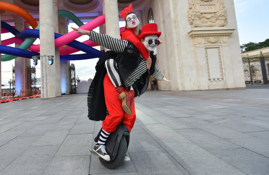 Почти 40 тысяч человек пришли на общегородской выпускной в Парке Горького 5 фото