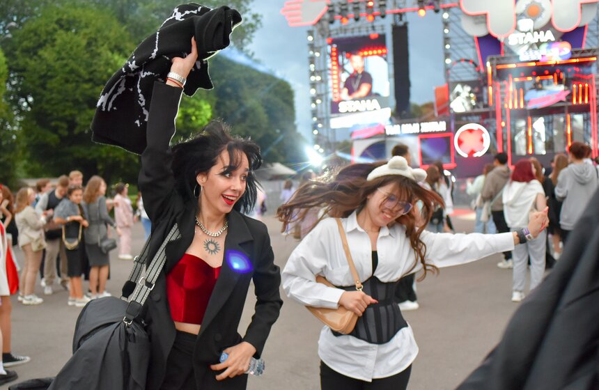 Почти 40 тысяч человек пришли на общегородской выпускной в Парке Горького 16 фото