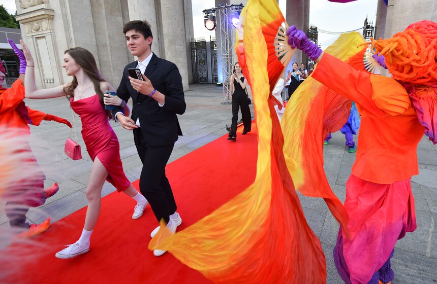 Почти 40 тысяч человек пришли на общегородской выпускной в Парке Горького 6 фото