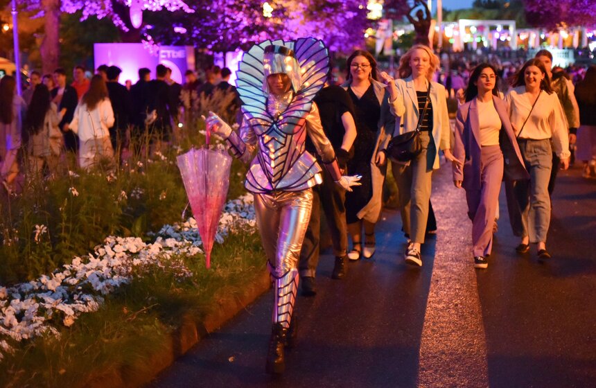 Почти 40 тысяч человек пришли на общегородской выпускной в Парке Горького 26 фото