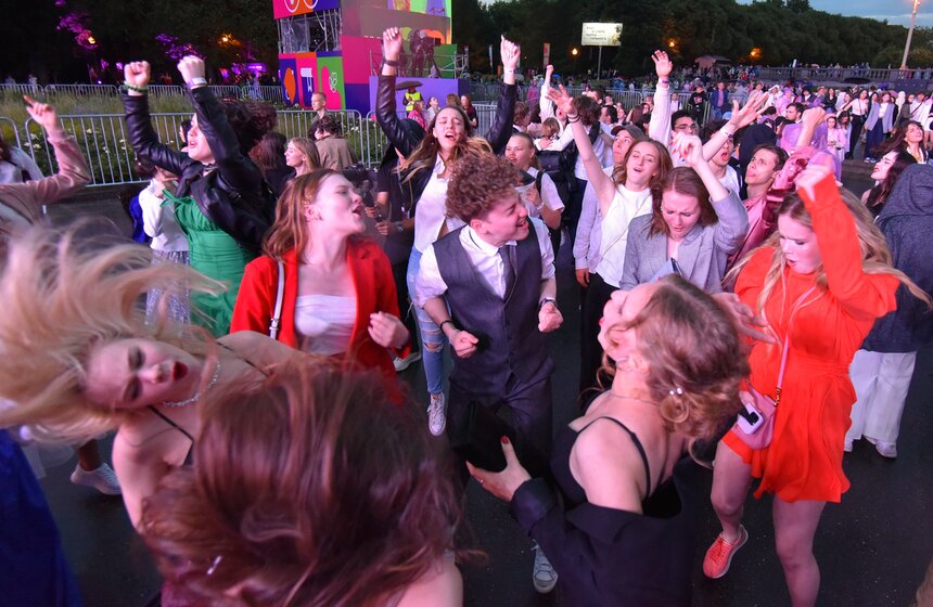 Почти 40 тысяч человек пришли на общегородской выпускной в Парке Горького 22 фото