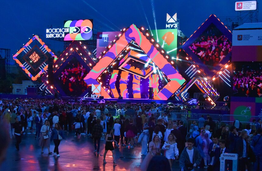 Почти 40 тысяч человек пришли на общегородской выпускной в Парке Горького 25 фото