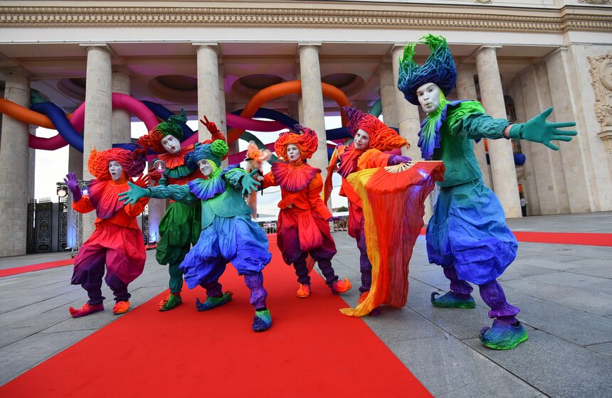 Почти 40 тысяч человек пришли на общегородской выпускной в Парке Горького 1 фото