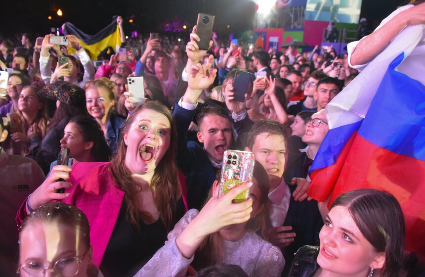 Почти 40 тысяч человек пришли на общегородской выпускной в Парке Горького 32 фото