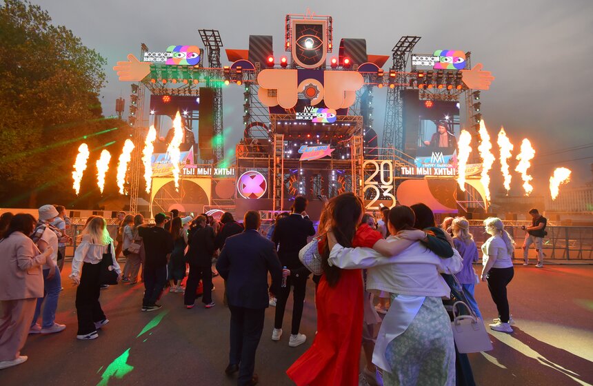 Почти 40 тысяч человек пришли на общегородской выпускной в Парке Горького 17 фото