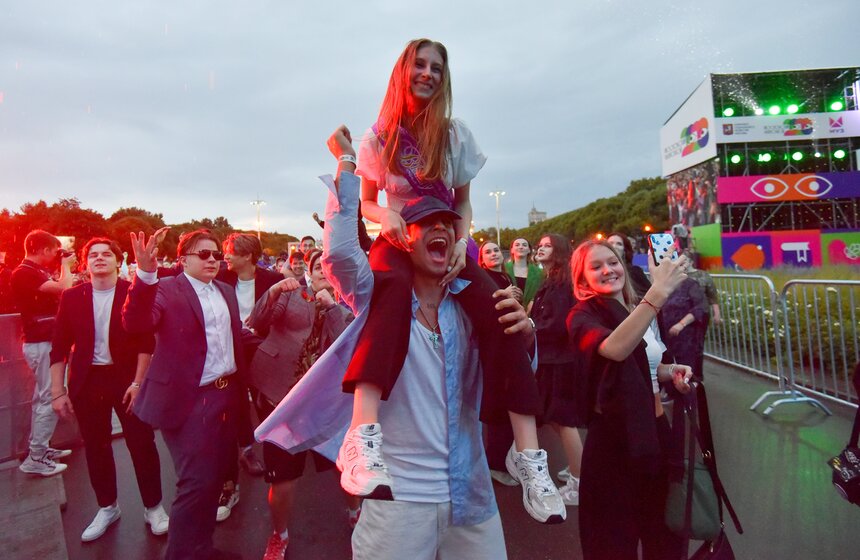 Почти 40 тысяч человек пришли на общегородской выпускной в Парке Горького 21 фото