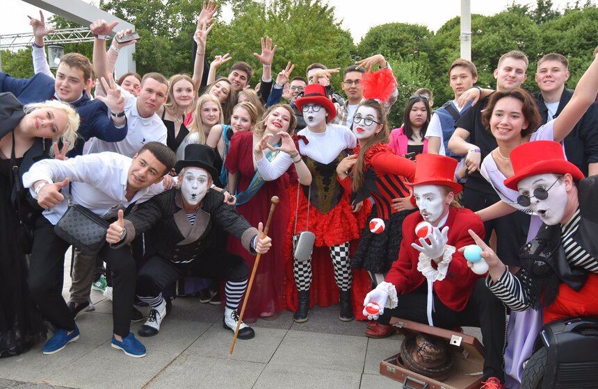 Почти 40 тысяч человек пришли на общегородской выпускной в Парке Горького 7 фото