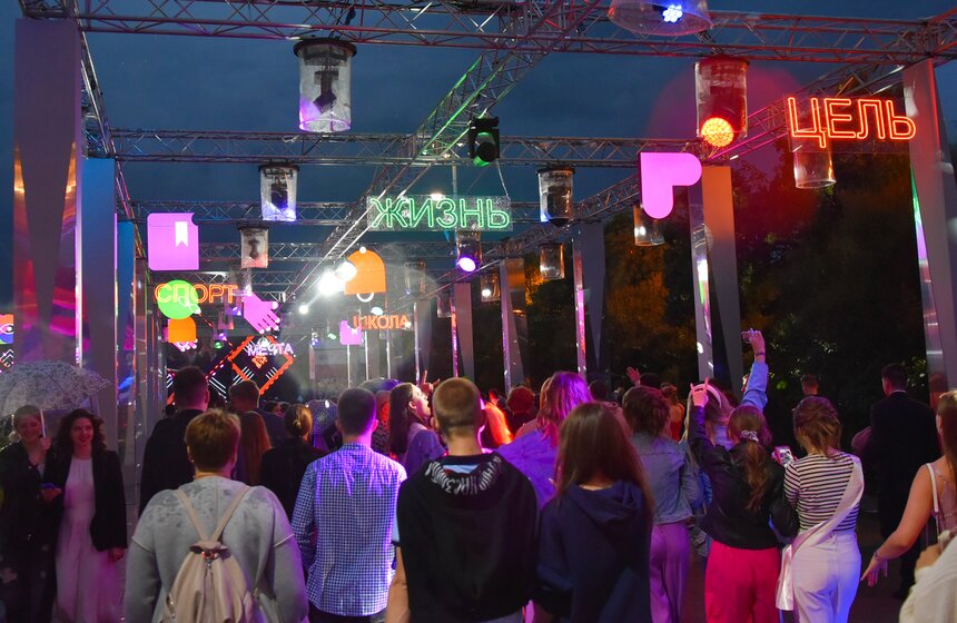 Почти 40 тысяч человек пришли на общегородской выпускной в Парке Горького 24 фото