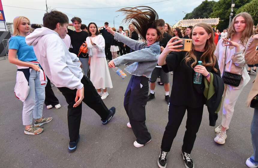 Почти 40 тысяч человек пришли на общегородской выпускной в Парке Горького 15 фото