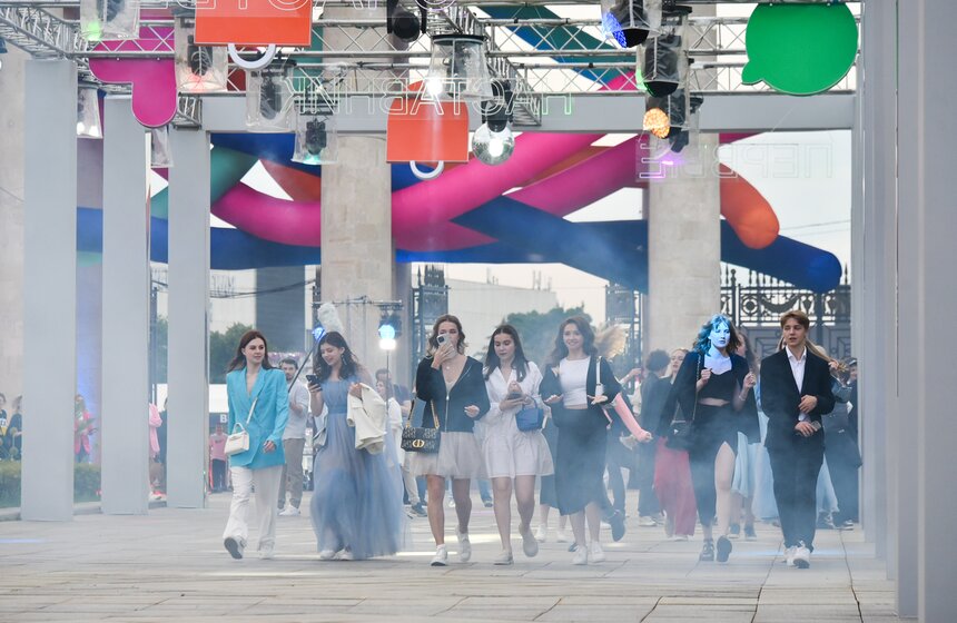 Почти 40 тысяч человек пришли на общегородской выпускной в Парке Горького 9 фото