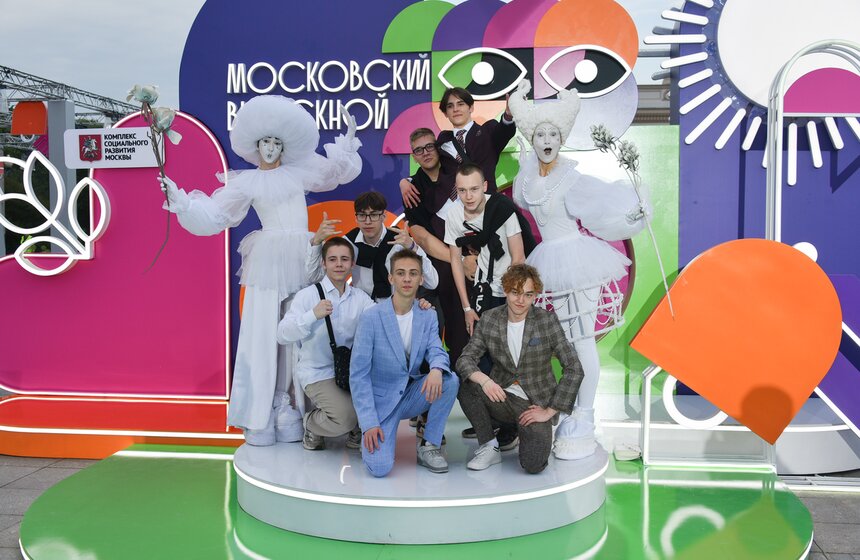 Почти 40 тысяч человек пришли на общегородской выпускной в Парке Горького 10 фото