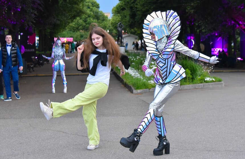 Почти 40 тысяч человек пришли на общегородской выпускной в Парке Горького 11 фото