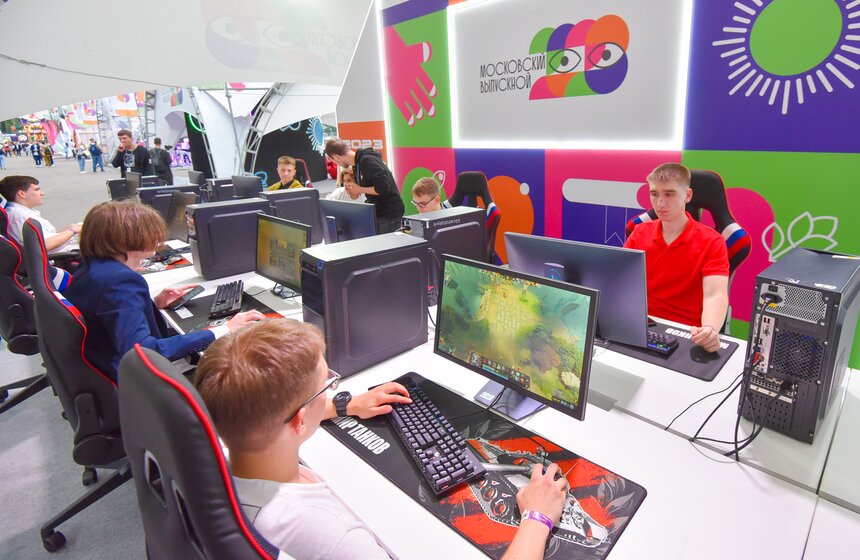 Почти 40 тысяч человек пришли на общегородской выпускной в Парке Горького 12 фото