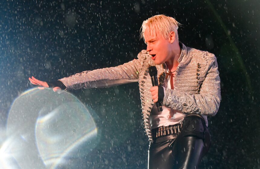 Почти 40 тысяч человек пришли на общегородской выпускной в Парке Горького 29 фото