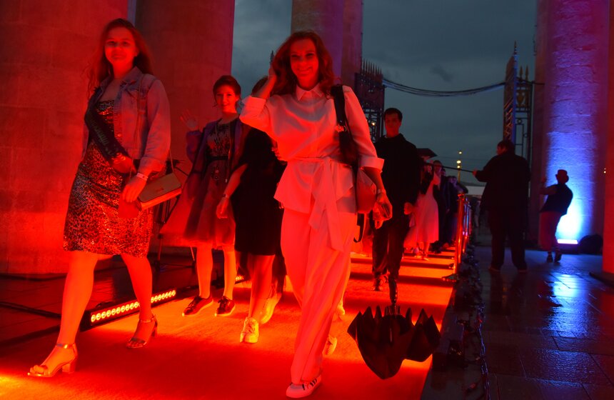 Почти 40 тысяч человек пришли на общегородской выпускной в Парке Горького 23 фото