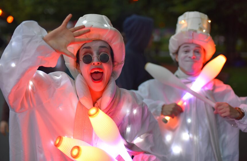 Почти 40 тысяч человек пришли на общегородской выпускной в Парке Горького 20 фото