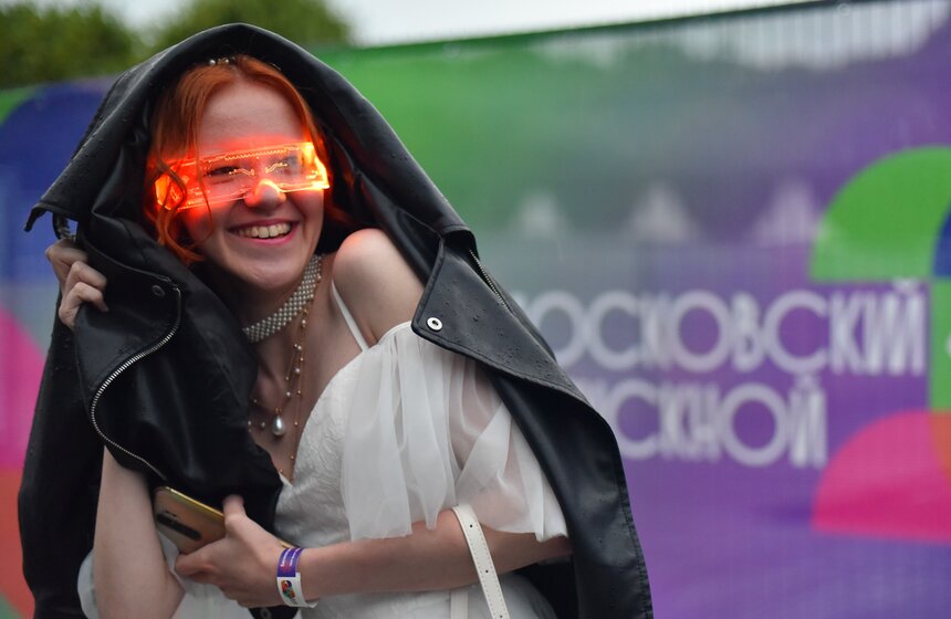 Почти 40 тысяч человек пришли на общегородской выпускной в Парке Горького 19 фото