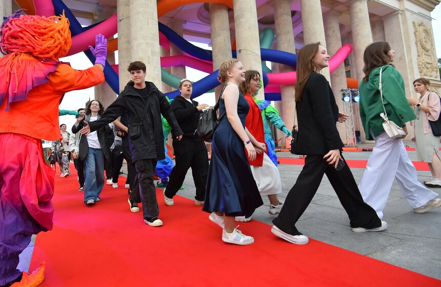 Почти 40 тысяч человек пришли на общегородской выпускной в Парке Горького 8 фото