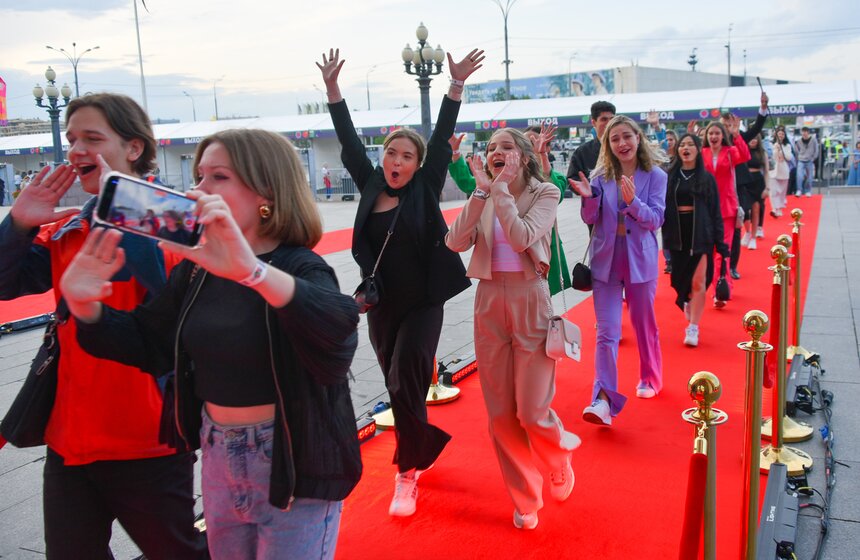 Почти 40 тысяч человек пришли на общегородской выпускной в Парке Горького 4 фото