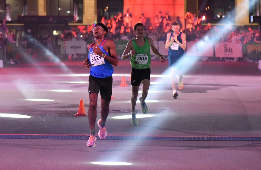 "Ночной забег" прошел в Москве 18 фото