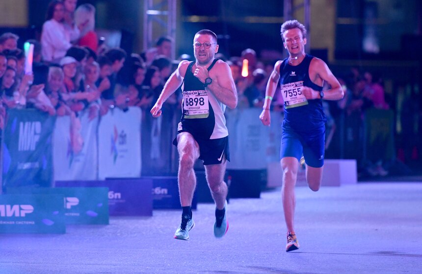 "Ночной забег" прошел в Москве 20 фото